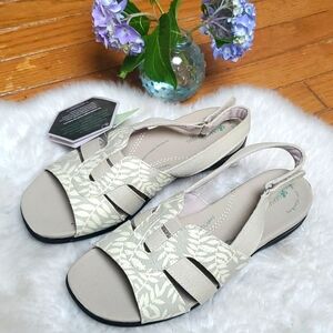 NWT GRASSHOPPERS Aloha Casual Sandals Size 9W.